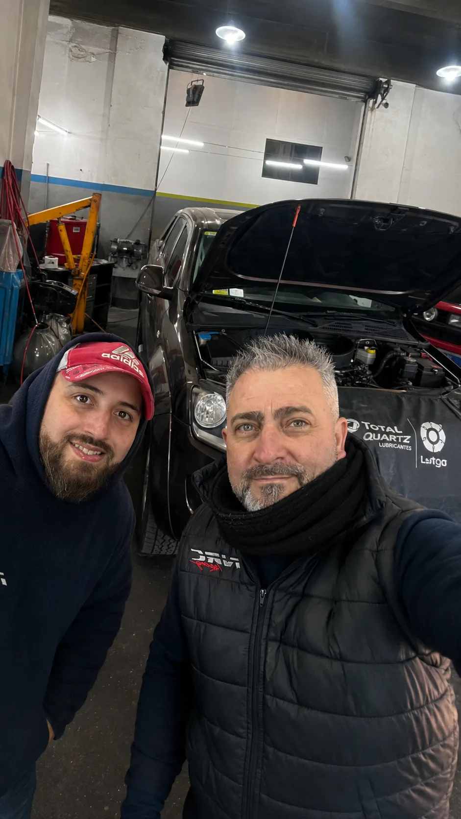 Julián y Gustavo, mecánicos de Taller NRC, en el taller de Tablada